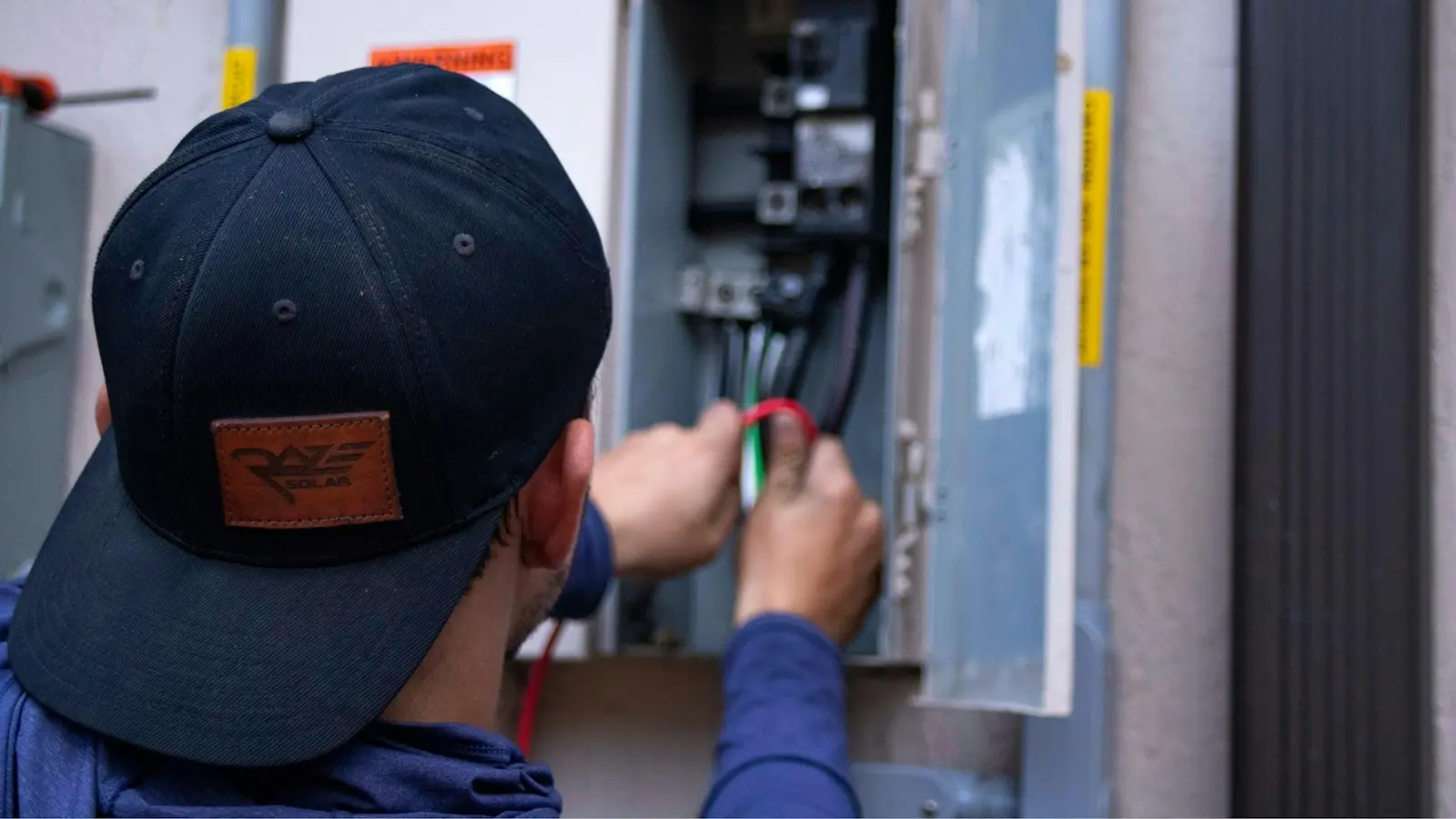 Técnico revisando las conexiones eléctricas de un equipo