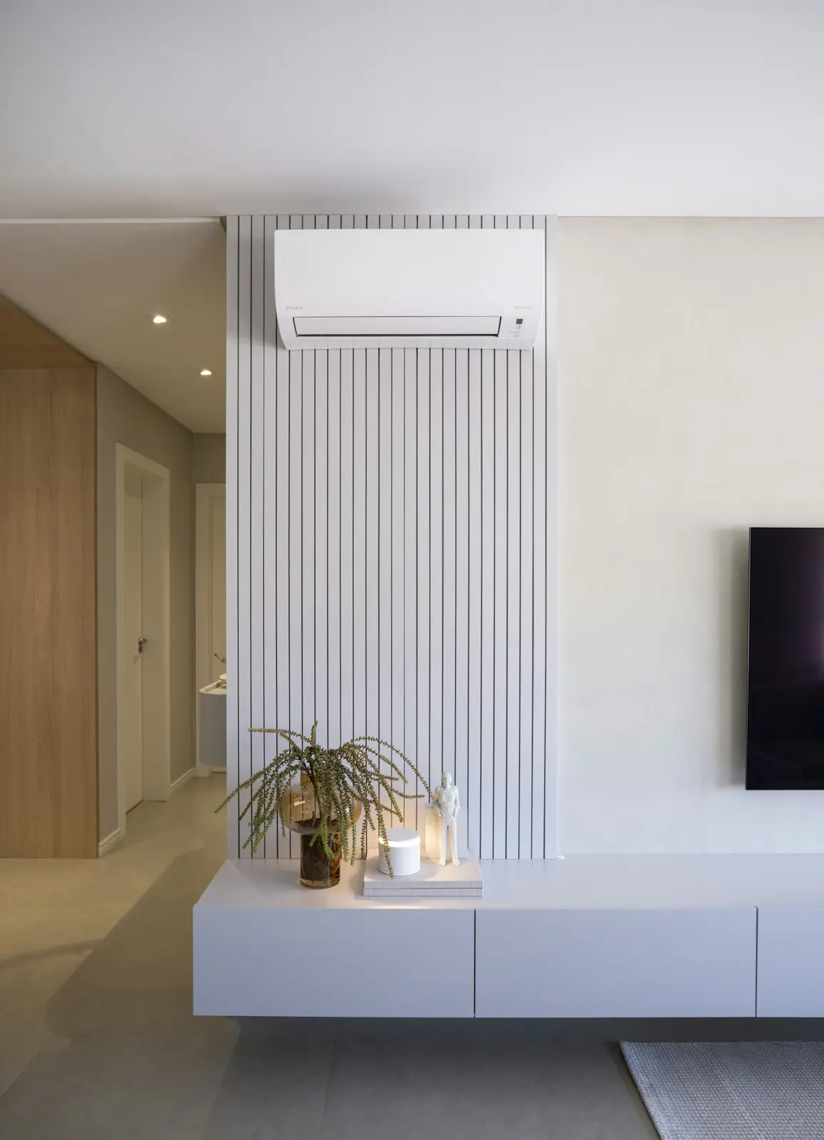 Salón de una vivienda en Zaragoza con aire acondicionado split instalado en la pared