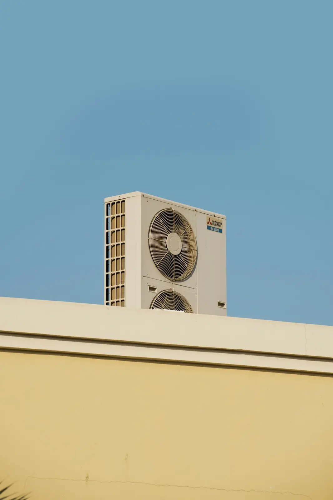 Unidad exterior sobre la cubierta de un edificio